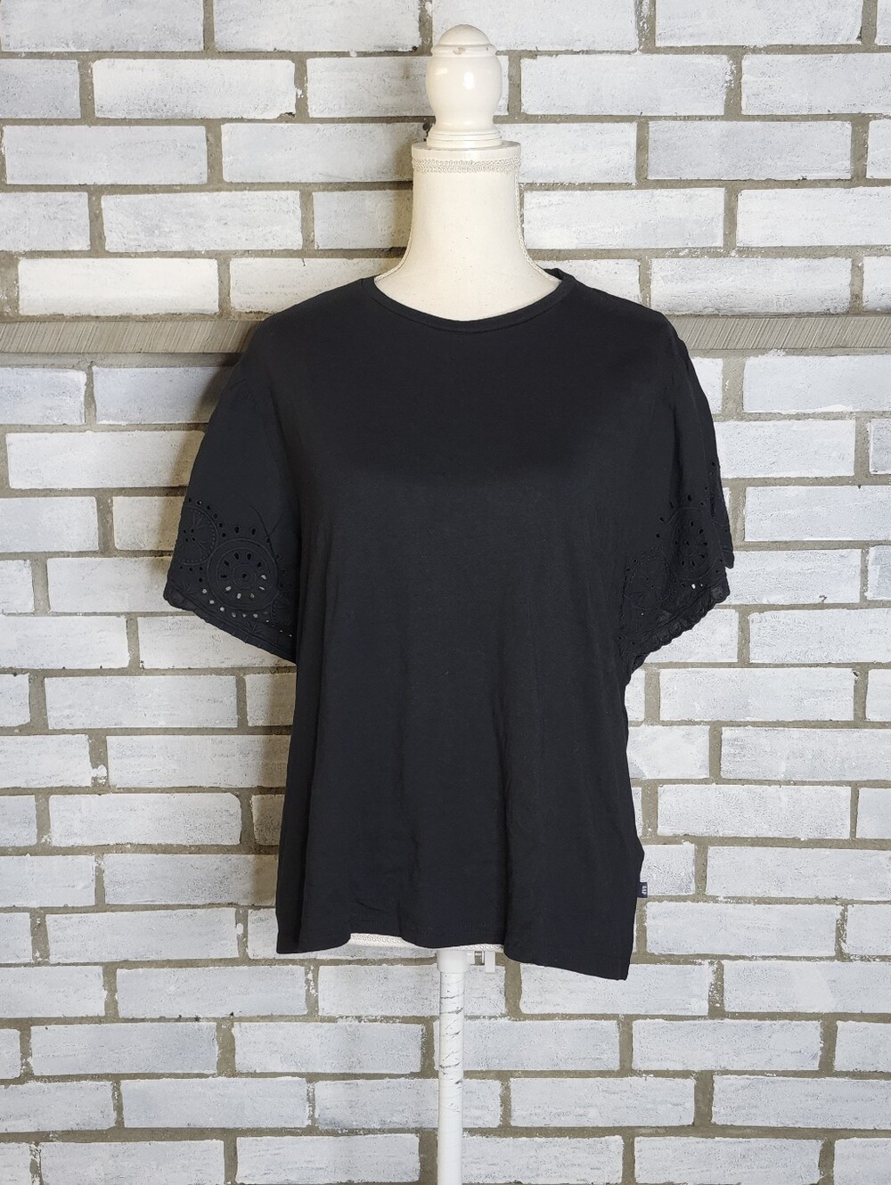 • Gap Women's Short Eyelet Sleeve Boxy T-Shirt Size XXL Black Cotton Modal Blend - Picture 2 of 11